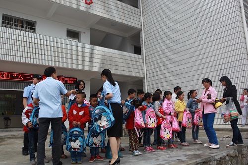 分发书包、文具.JPG