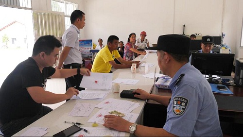 领款现场.jpg 领款现场.jpg