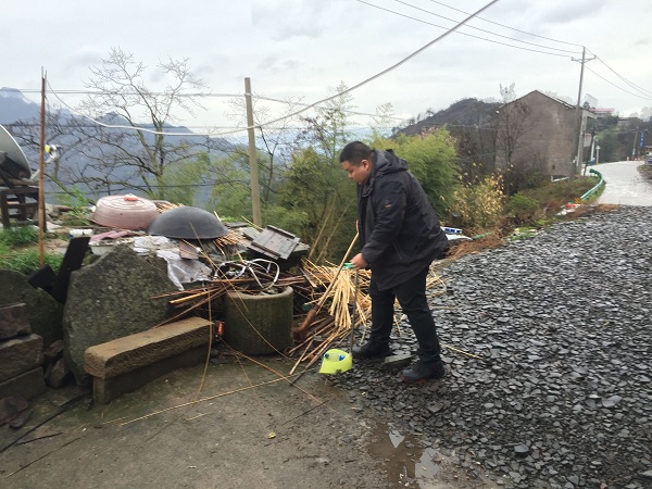 扫地.jpg 扫地.jpg