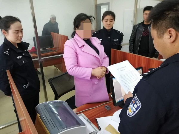 宣读拘留决定书.jpg 宣读拘留决定书.jpg