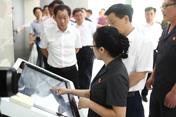 参观诉讼服务中心.JPG