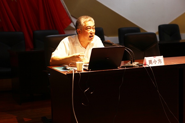 周小方同志为全体干警授课.jpg 周小方同志为全体干警授课.jpg