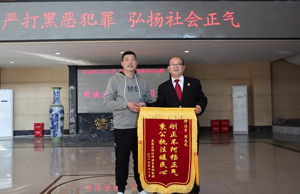 当事人与法官合影.jpg 当事人与法官合影.jpg