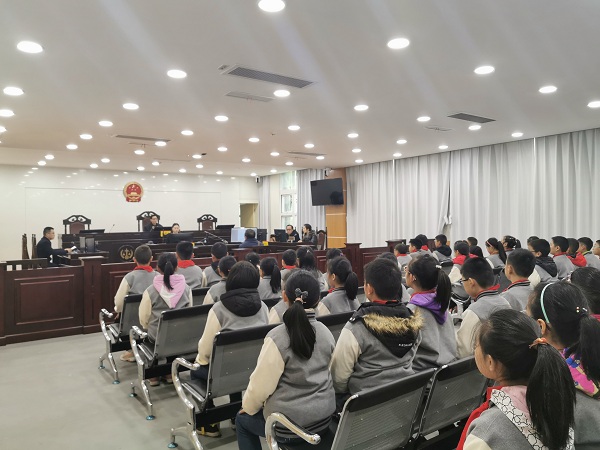 认真观摩庭审.jpg 认真观摩庭审.jpg