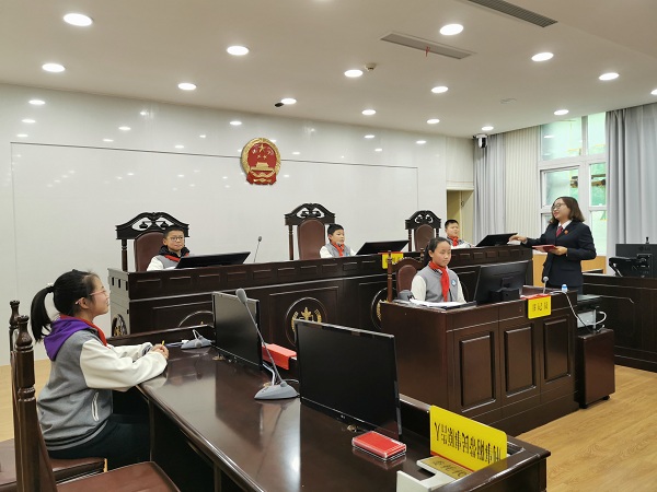 前往庭审区体验.jpg 前往庭审区体验.jpg