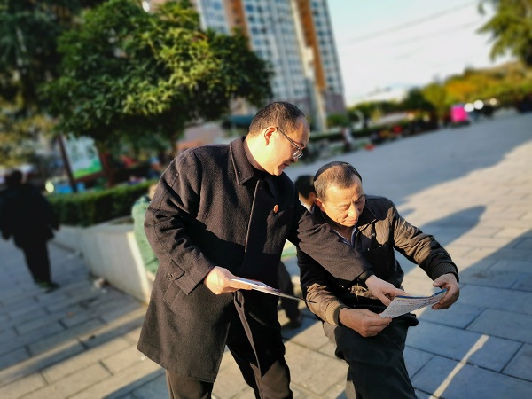 第四站 发放宣传单.jpg