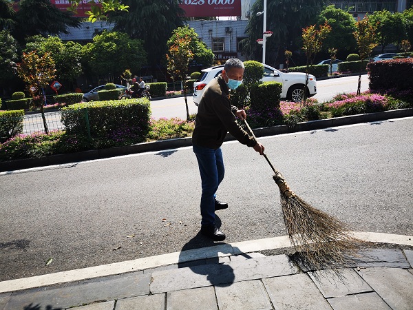 打扫包片责任区的街道.jpg