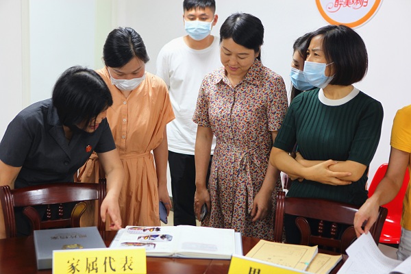 参观家事纠纷调解室.jpg 参观家事纠纷调解室.jpg