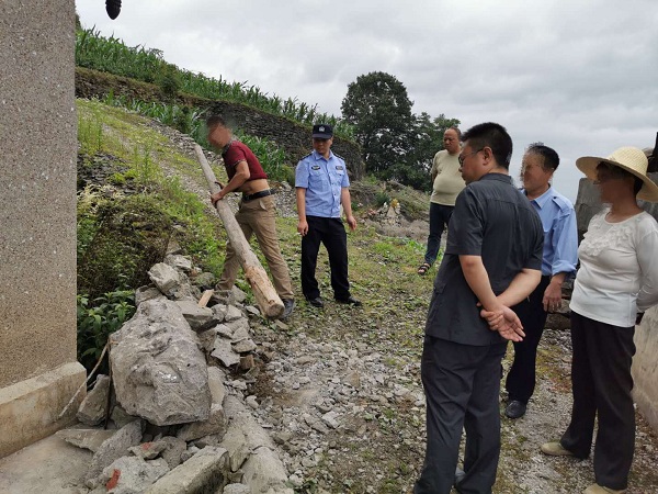 小陈主动移走路障.jpg 小陈主动移走路障.jpg