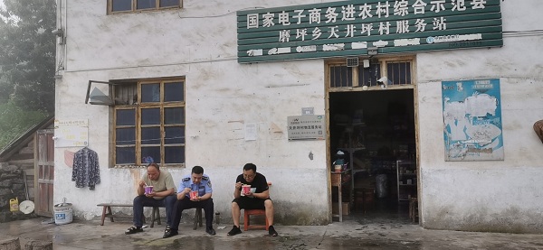 三名干警以泡面为午餐.jpg 三名干警以泡面为午餐.jpg