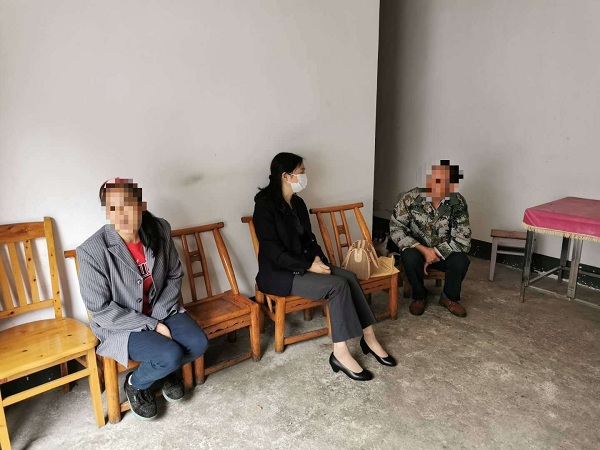 法官来到当事人家中了解情况.jpg 法官来到当事人家中了解情况.jpg