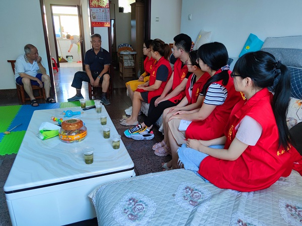 两位老人寄语青年干警.jpg 两位老人寄语青年干警.jpg