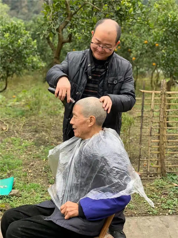 每逢月底周志元都会赶回老家为父亲理发.jpg 每逢月底周志元都会赶回老家为父亲理发.jpg