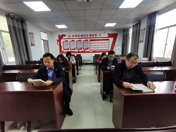 共读党史书.jpg 共读党史书.jpg