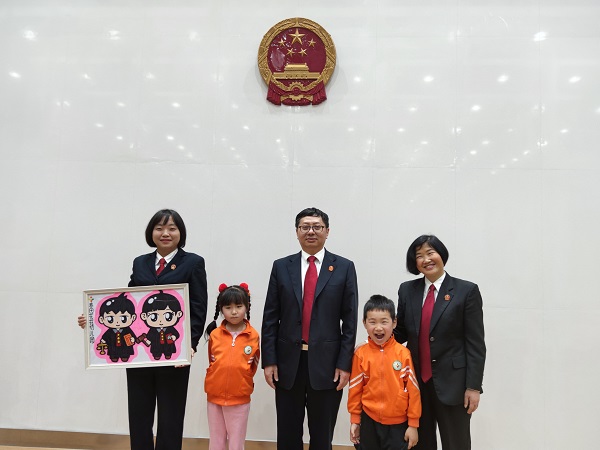 小朋友为法官送上礼物.jpg
