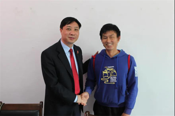 法官与当事人合影.jpg 法官与当事人合影.jpg