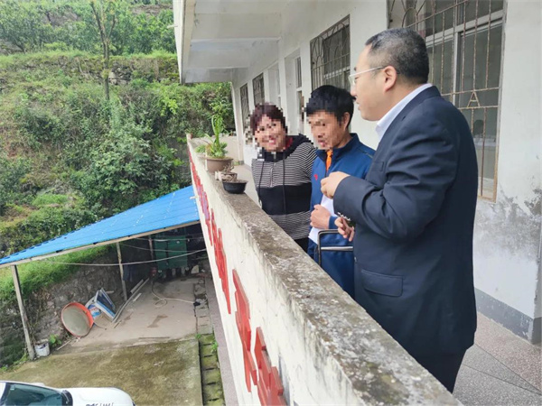 休庭间隙,法官与当事人交心谈心.jpg 休庭间隙,法官与当事人交心谈心.jpg