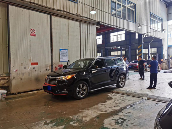 执行干警火速前往修理厂扣押车辆.jpg 执行干警火速前往修理厂扣押车辆.jpg