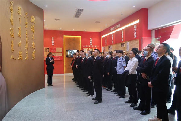 参观展厅.jpg 参观展厅.jpg