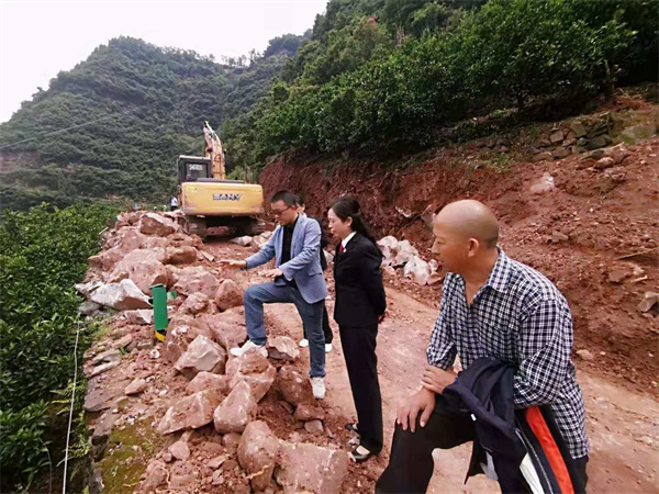 法官到现场查看.jpg 法官到现场查看.jpg