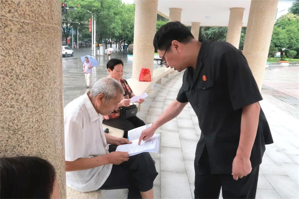 发放宣传单1.jpg 发放宣传单1.jpg