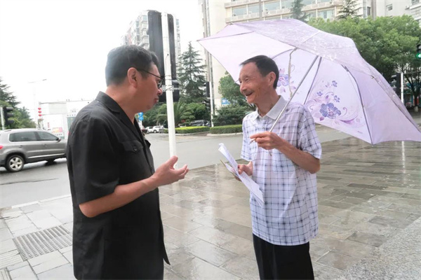 发放宣传单2.jpg 发放宣传单2.jpg