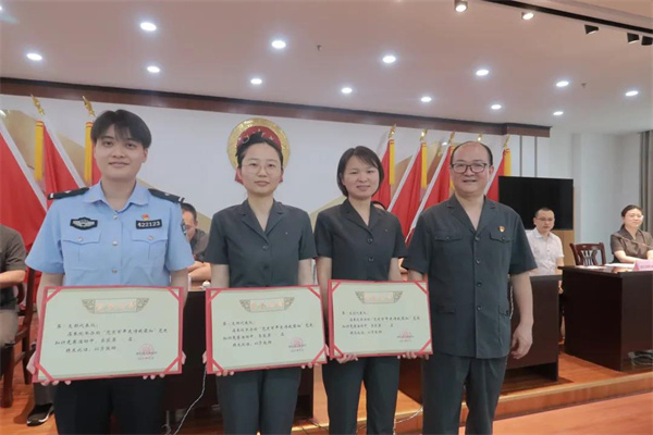 颁发奖状1.jpg 颁发奖状1.jpg