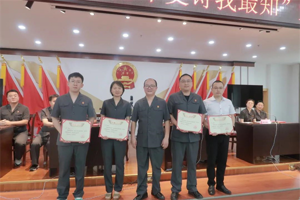 颁发奖状2.jpg 颁发奖状2.jpg