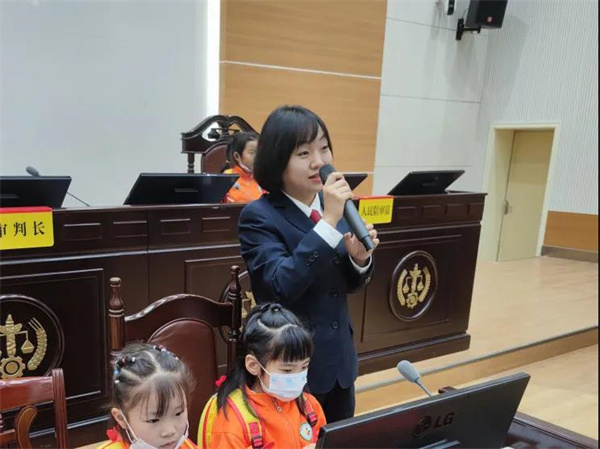 立案庭 袁胜兰.jpg 立案庭 袁胜兰.jpg