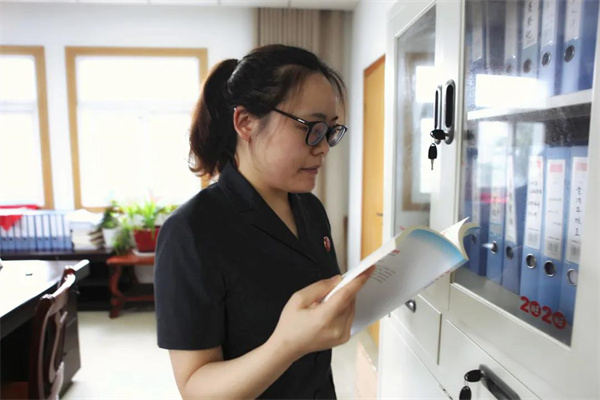 行政审判庭 贺金梅.jpg 行政审判庭 贺金梅.jpg