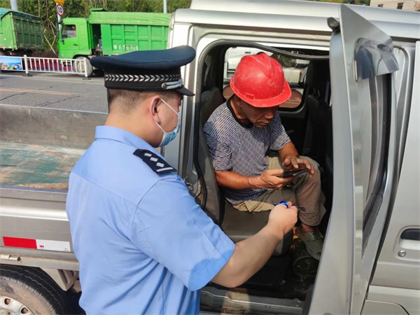 余磊同志开始首班执勤.jpg 余磊同志开始首班执勤.jpg