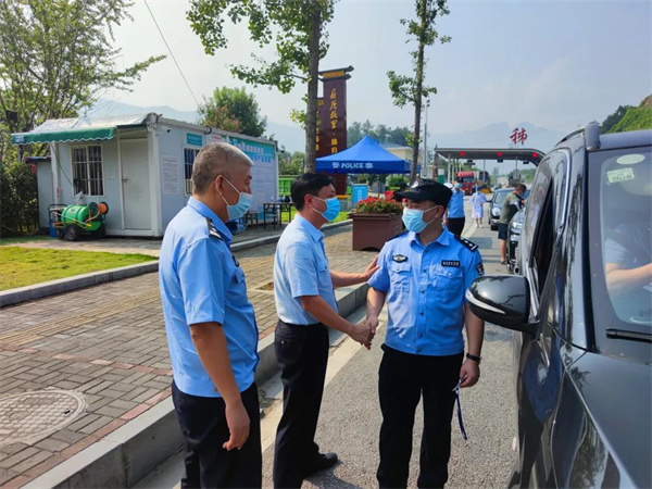 梅建同志探望前线干警.jpg 梅建同志探望前线干警.jpg