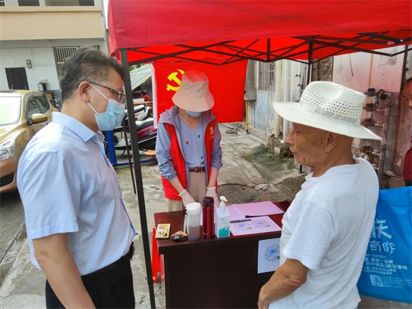 梅昌元同志慰问一线干警.jpg 梅昌元同志慰问一线干警.jpg