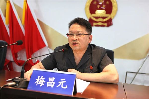 梅昌元同志讲授党课.jpg