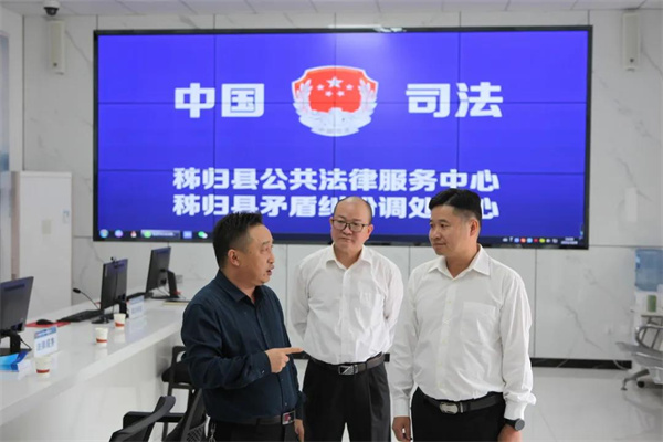 廖厚坤(左一)、周志元(左二)与骆伟(右一)交流矛调中心工作情况.jpg 廖厚坤(左一)、周志元(左二)与骆伟(右一)交流矛调中心工作情况.jpg