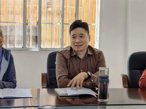 骆伟同志到水田坝乡帮扶村召开办公会议.jpg 骆伟同志到水田坝乡帮扶村召开办公会议.jpg