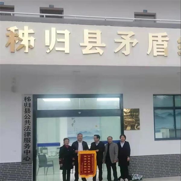 双方在矛调中心前合影.jpg 双方在矛调中心前合影.jpg