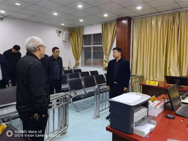 骆伟同志(右一)到杨林桥法庭调研.jpg 骆伟同志(右一)到杨林桥法庭调研.jpg