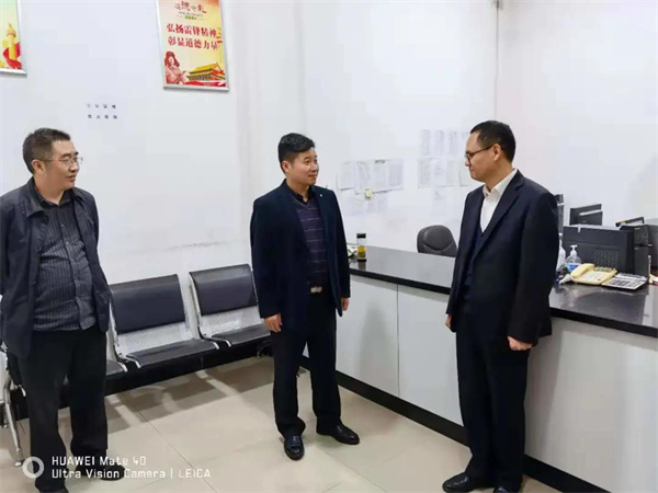 骆伟同志(左二)到沙镇溪法庭调研.jpg 骆伟同志(左二)到沙镇溪法庭调研.jpg