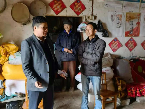 骆伟同志(左一)走访帮扶户.jpg 骆伟同志(左一)走访帮扶户.jpg
