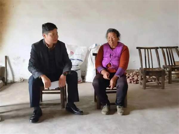 骆伟同志(左一)走访帮扶户1.jpg 骆伟同志(左一)走访帮扶户1.jpg