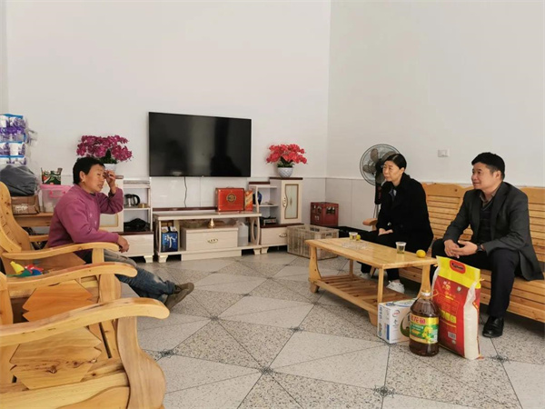 骆伟同志(右一)、彭少玲同志(左二)走访帮扶户.jpg 骆伟同志(右一)、彭少玲同志(左二)走访帮扶户.jpg
