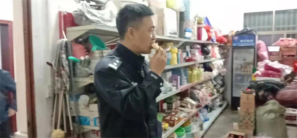 深夜执行干警买零食充饥.jpg
