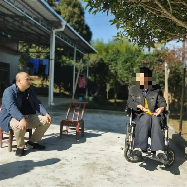 执行干警看望杨某某.jpg 执行干警看望杨某某.jpg