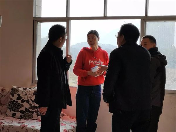 法官入户调解.jpg 法官入户调解.jpg