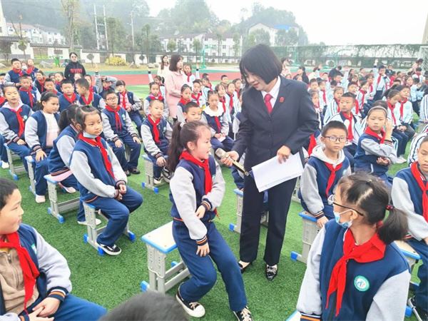 送法进校园.jpg 送法进校园.jpg