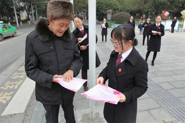 发放多套宣传册.jpg 发放多套宣传册.jpg