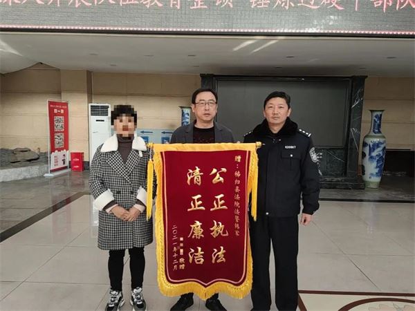 当事人向执行干警韩军(右一)送来锦旗.jpg 当事人向执行干警韩军(右一)送来锦旗.jpg