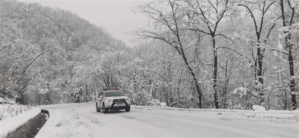 山间公路上积着厚厚的雪.jpg 山间公路上积着厚厚的雪.jpg