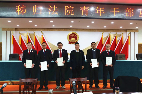 骆伟为指导老师颁发任命书.jpg 骆伟为指导老师颁发任命书.jpg